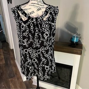 Nine West Black and White Sleeveless Blouse. Size XL